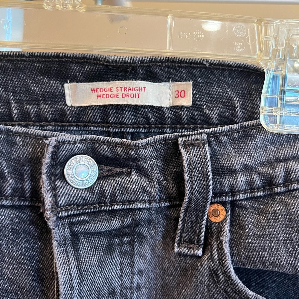 Dark washed wedgie straight Levi’s 30 inch waist - used but in great condition